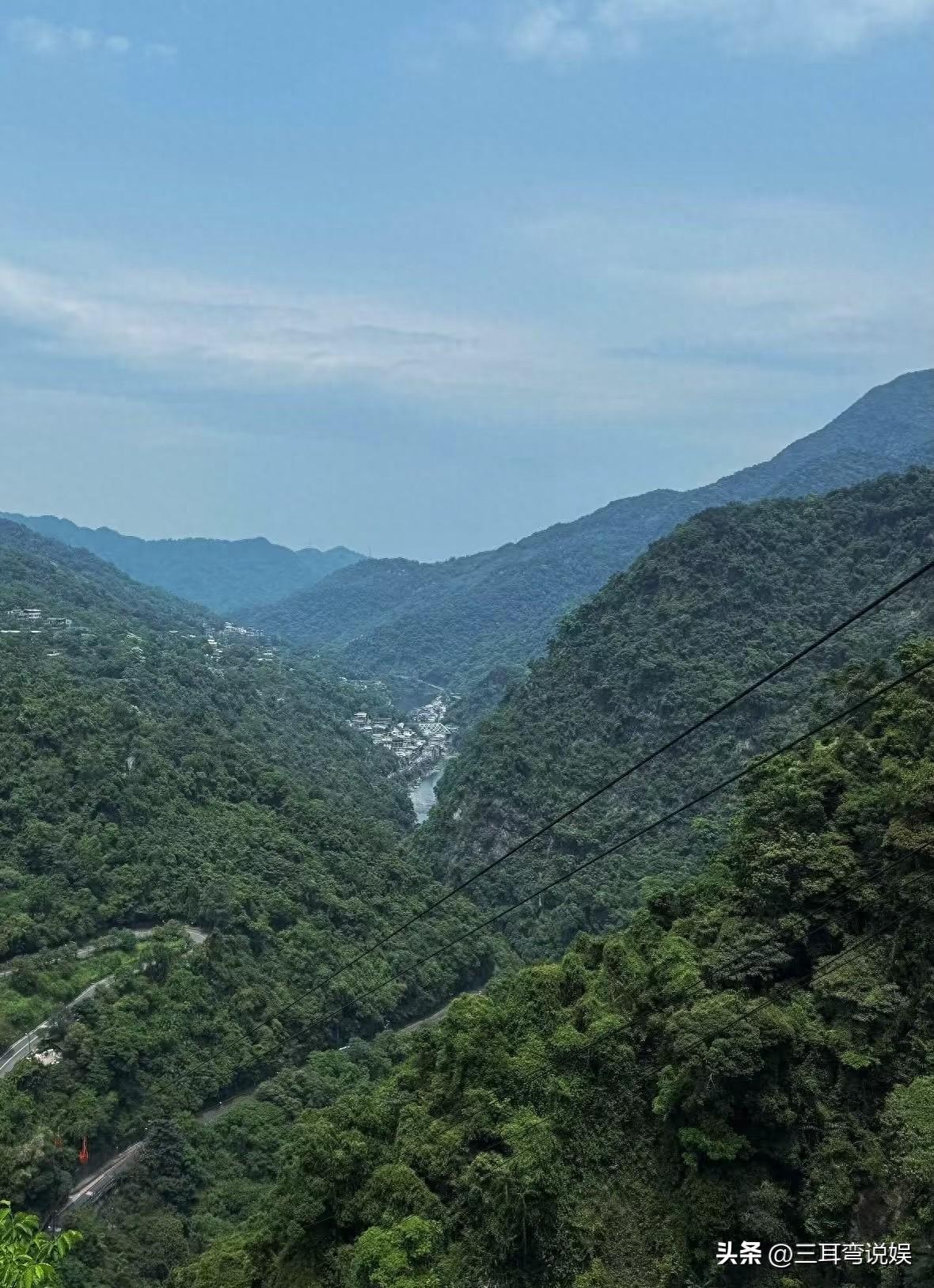 mk体育直播-田馥甄晒3人合体爬山，陈嘉桦带包子接地气，任家萱现在最没星味