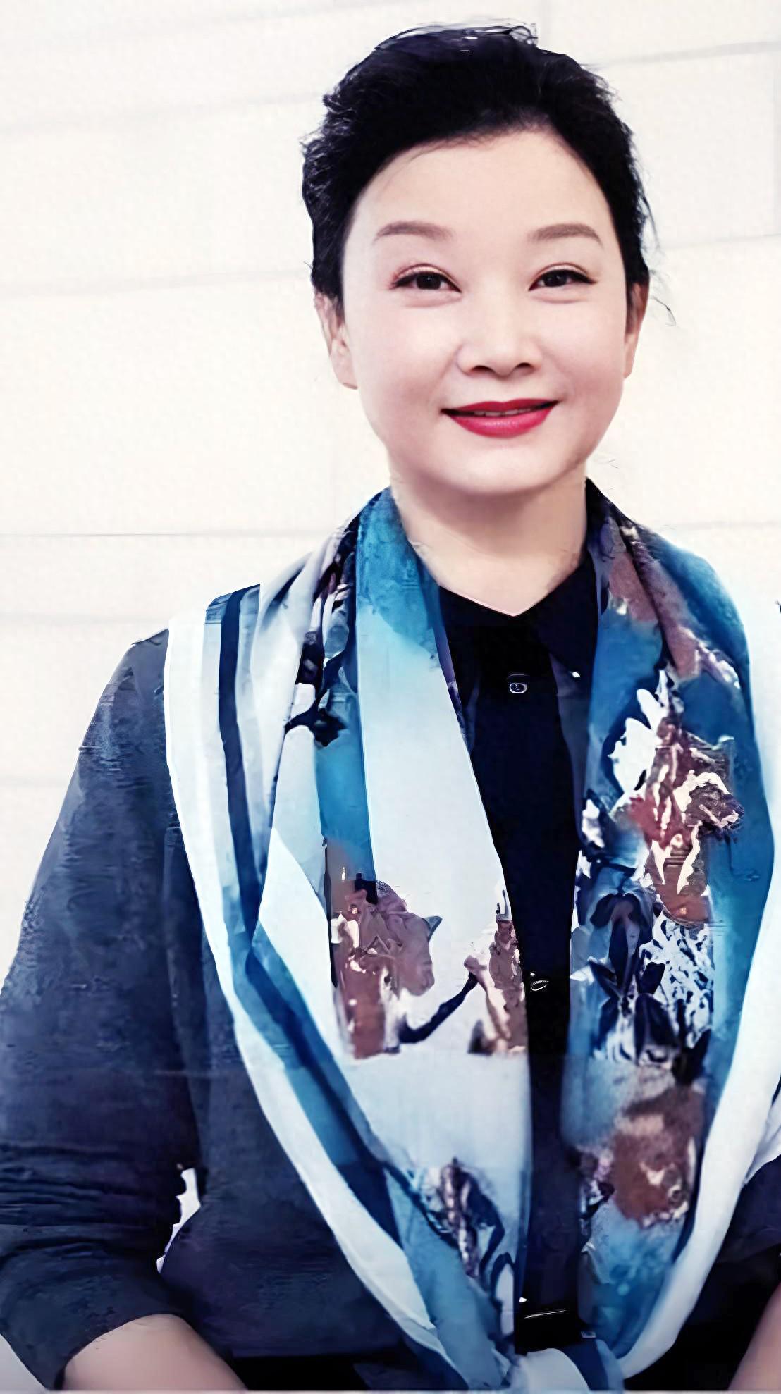 mk体育-60岁宋祖英：脸部圆润眼袋明显，同母异父的妹妹是知名演员